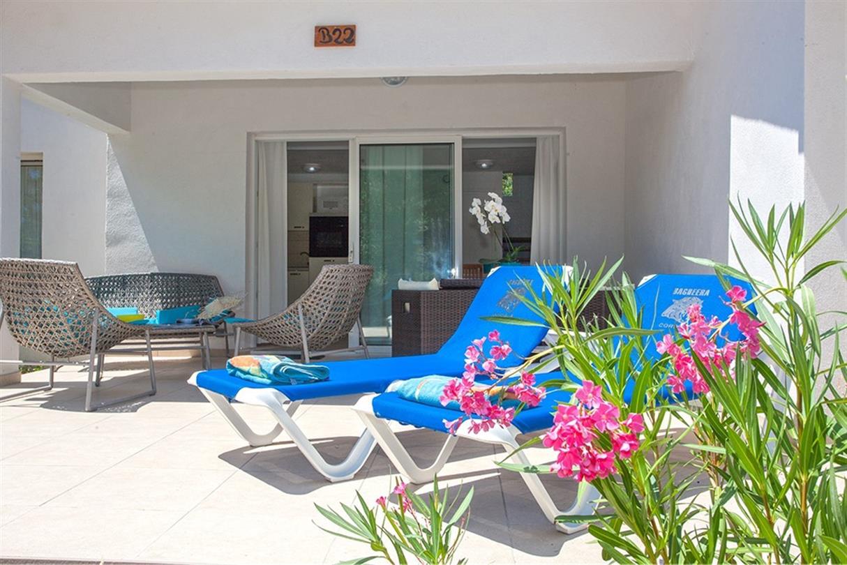 Terrace of the renovated Luxury B - Corsican naturist residence - Corsican naturist campsite