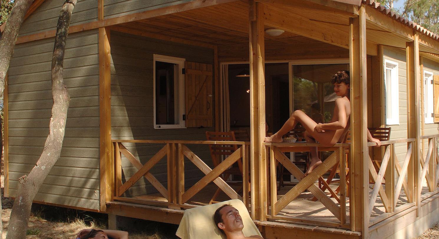 Naturist holidays in a chalet by the Mediterranean - Camping Corse