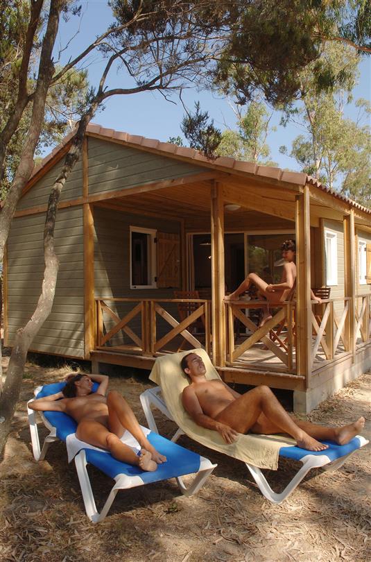 Naturist holidays in a chalet by the Mediterranean - Camping Corse