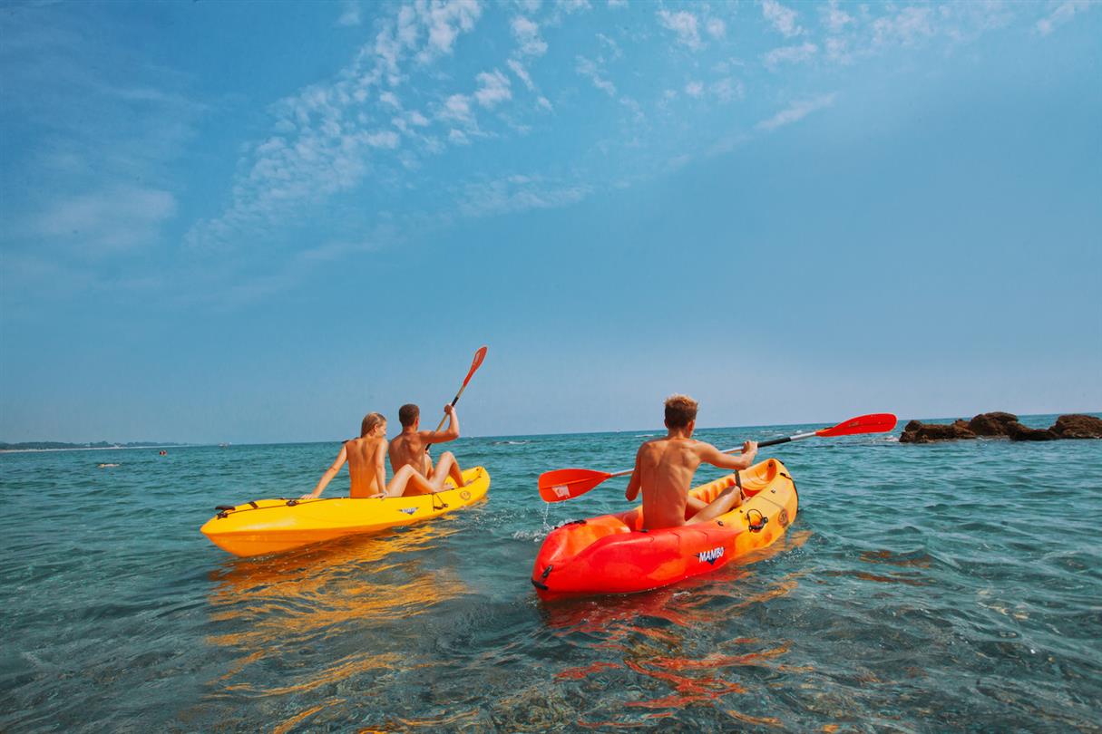 Kayaking at the  naturist campsite Corsica - nautical activities at the Bagheera naturist area