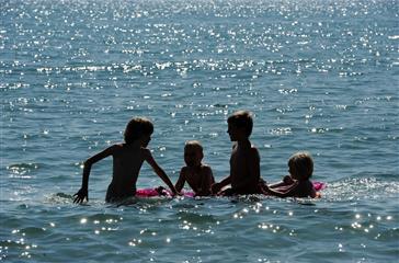 Water games and activities at the naturist tourism residence - Domaine de Bagheera, Corsican naturist campsite