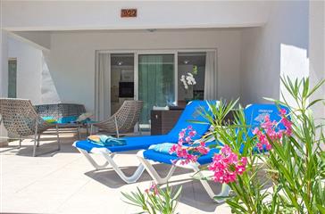Terrace of the renovated Luxury B - Corsican naturist residence - Corsican naturist campsite