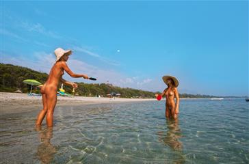 Sports activities on the beaches of Bagheera - naturist campsite Corsica