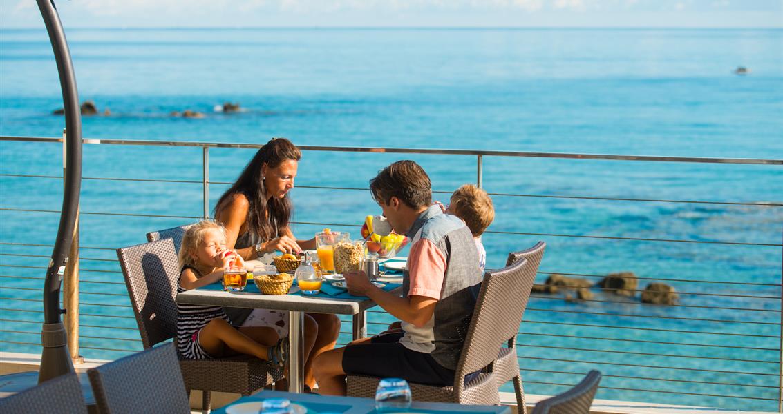 Breakfast with sea view - Domaine de Bagheera, naturist campsite