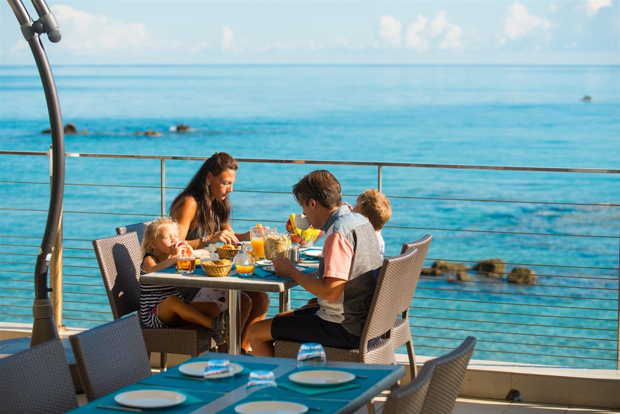 Breakfast with sea view - Domaine de Bagheera, naturist campsite