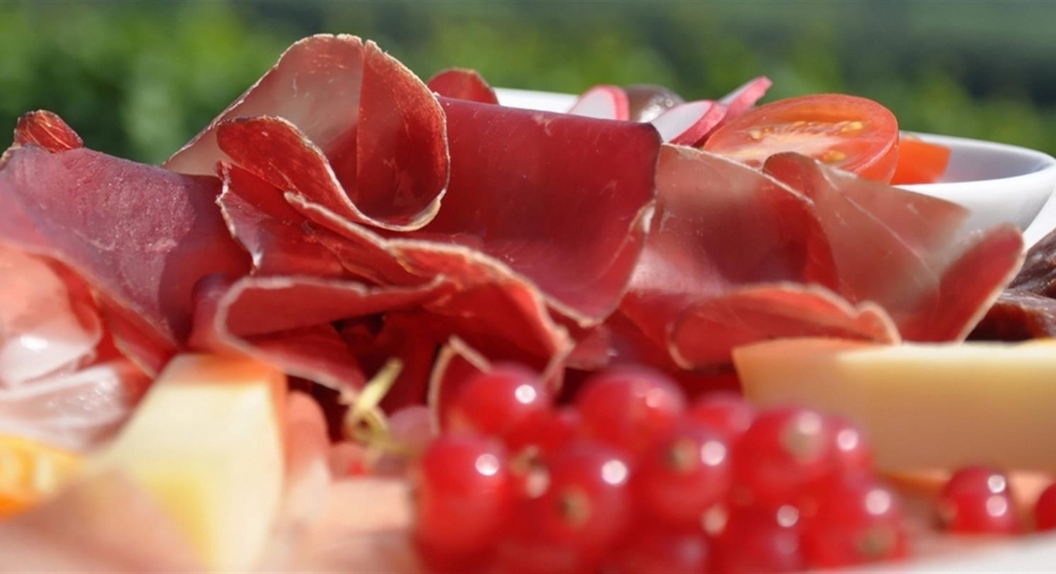Plate of grisonne charcuterie Corsica - Bagheera naturism 