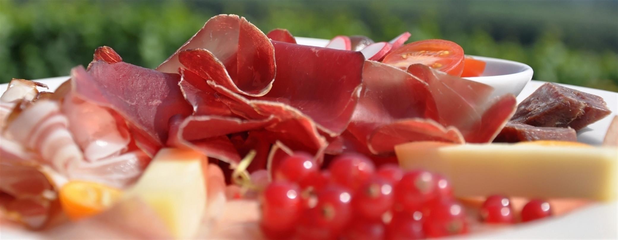 Plate of grisonne charcuterie Corsica - Bagheera naturism 