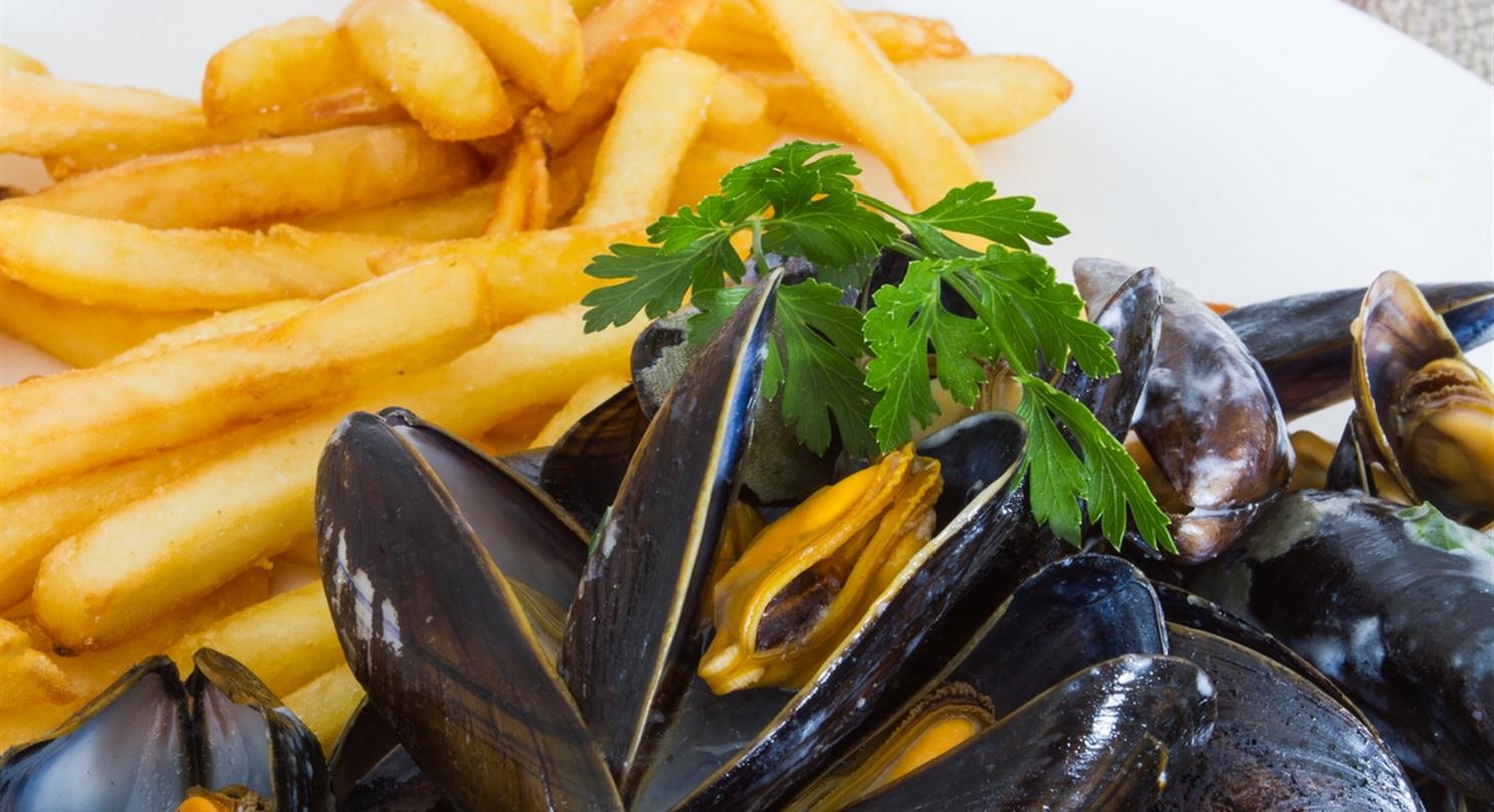 Mussels and fries at the Bravone naturist holiday center - Corsican naturist campsite