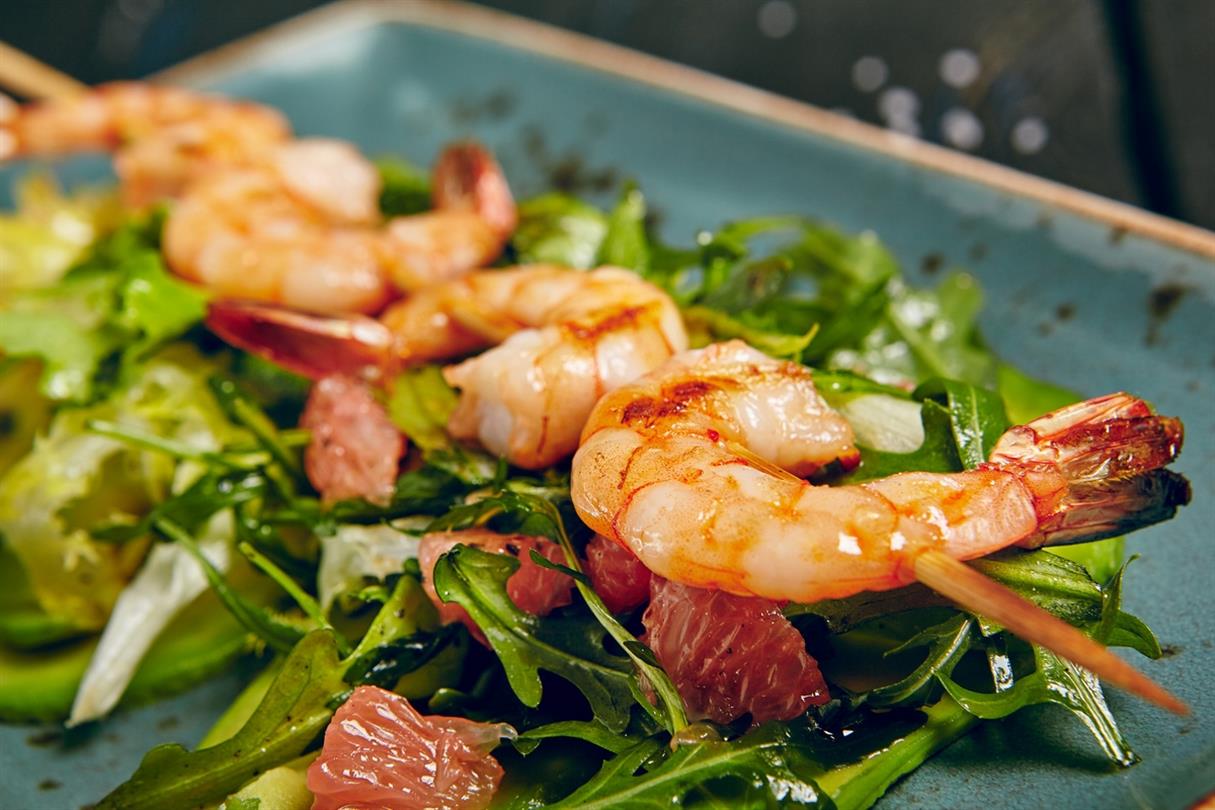 Shrimp skewer at the Bagheera restaurant, restaurant with Corsican sea view - Domaine de Bagheera