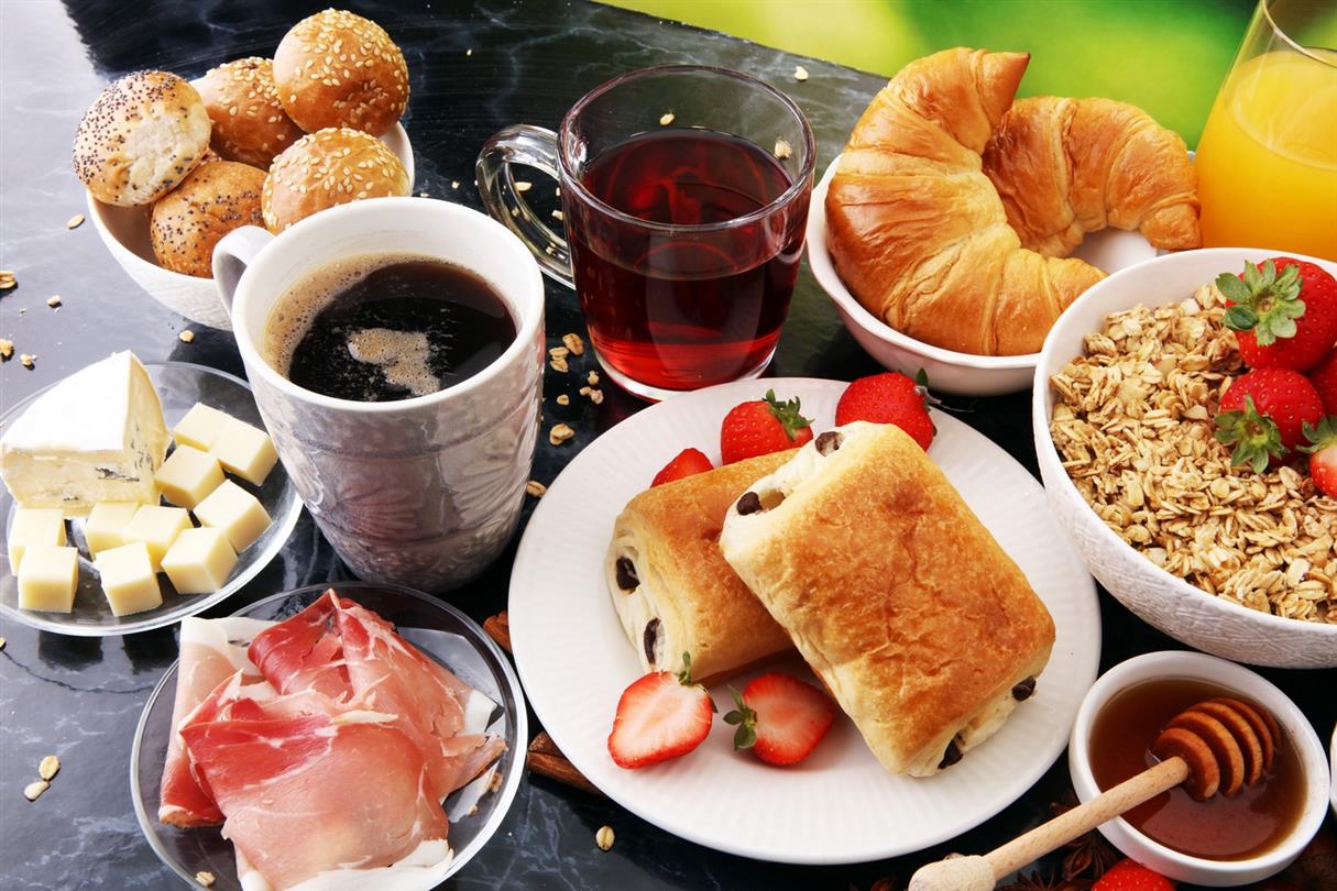 Breakfast in the beachfront restaurant at the Bagheera 4-star campsite 