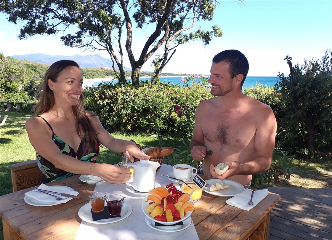  Full breakfast on the terrace of the Bagheera restaurant by the sea