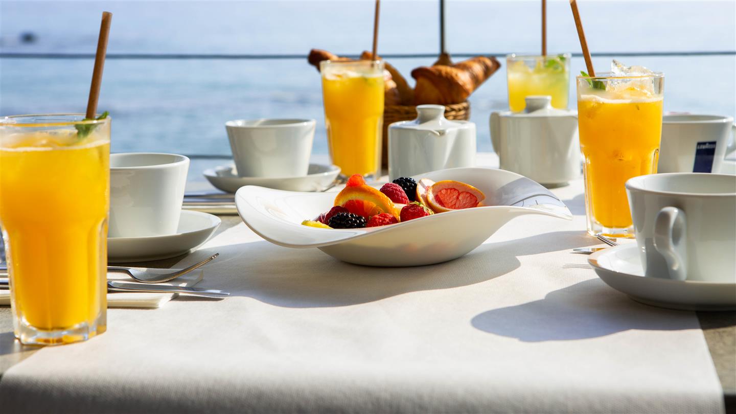 Petit dejeuner au restaurant vue mer Corse - Domaine de Bagheera, camping naturiste corse