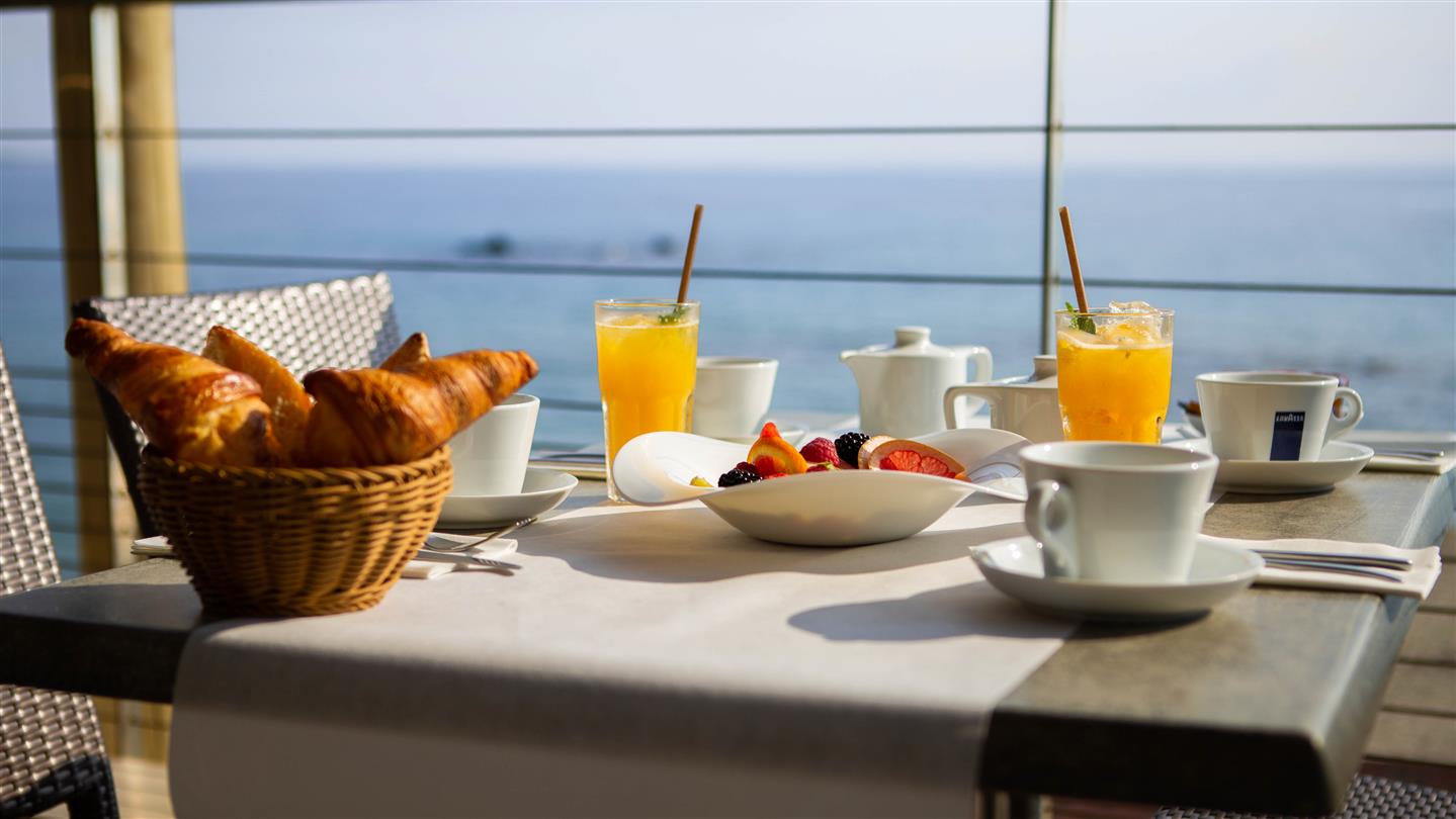 petit dejeuner au restaurant Bagheera en bord de mer