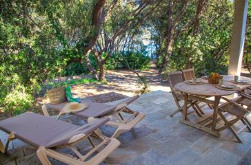 Naturist holidays by the sea for 2/6 people in Corsica