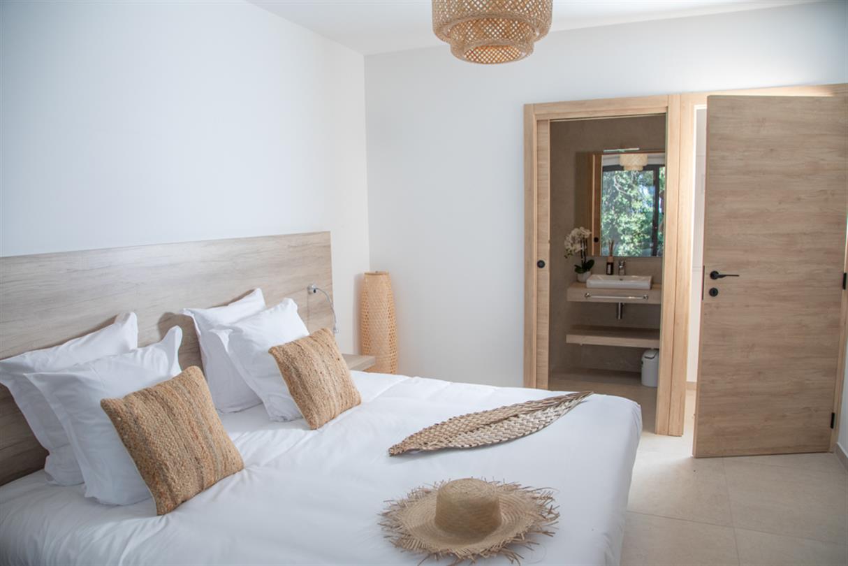 Naturist holidays by the sea for 2/6 people in Corsica